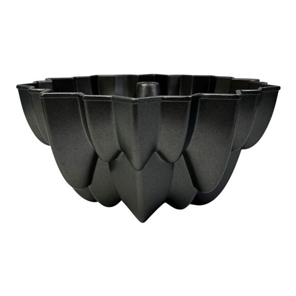 Wilton Dimensions Cascade Bundt Cake Pan Nonstick Heavy Cast Aluminum 10 Cup - Picture 6 of 10